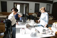 Prparation des ventes de Partage sans Frontires et Ayllu, rception de l'artisanat, tiquettage, mise en stock, en 2008. Les bnvoles de l'association au travail. 